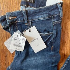 Gorgeous NWT Zara Slim Fit Denim Jeans, size 38 (US 6)